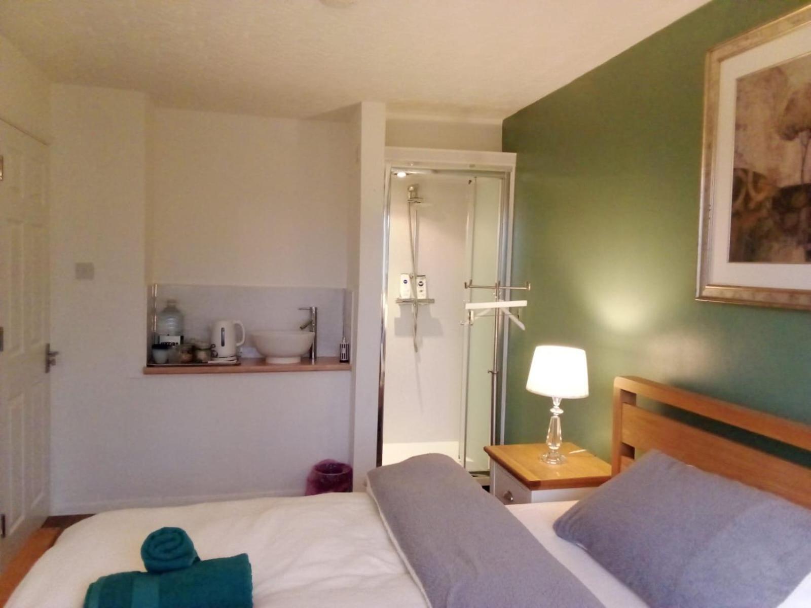 1 Luxurious Double Bedroom With Private Shower Reading Exterior photo